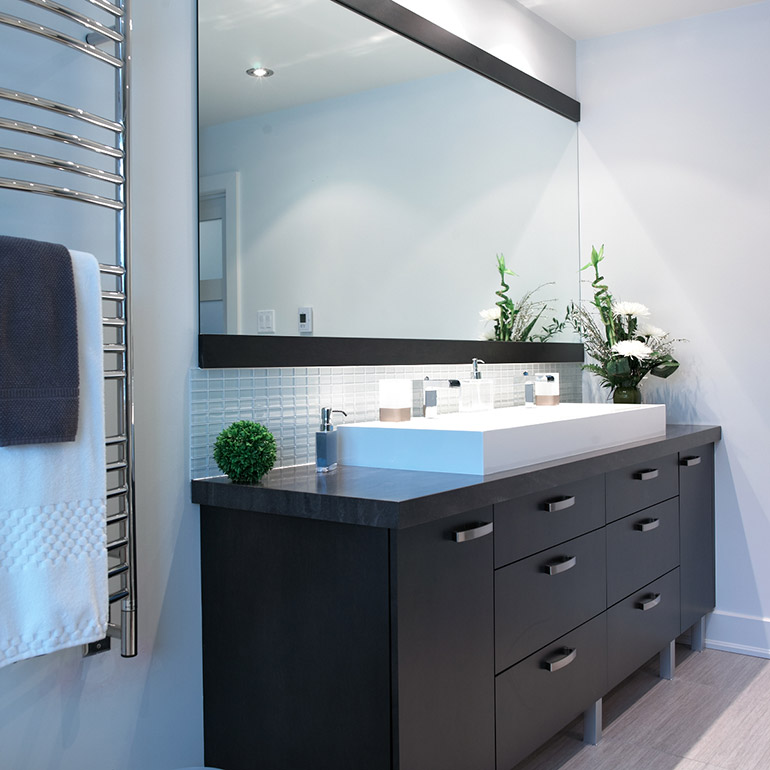 Cuisines Beauregard |Salle de bain style contemporain avec comptoir en corian